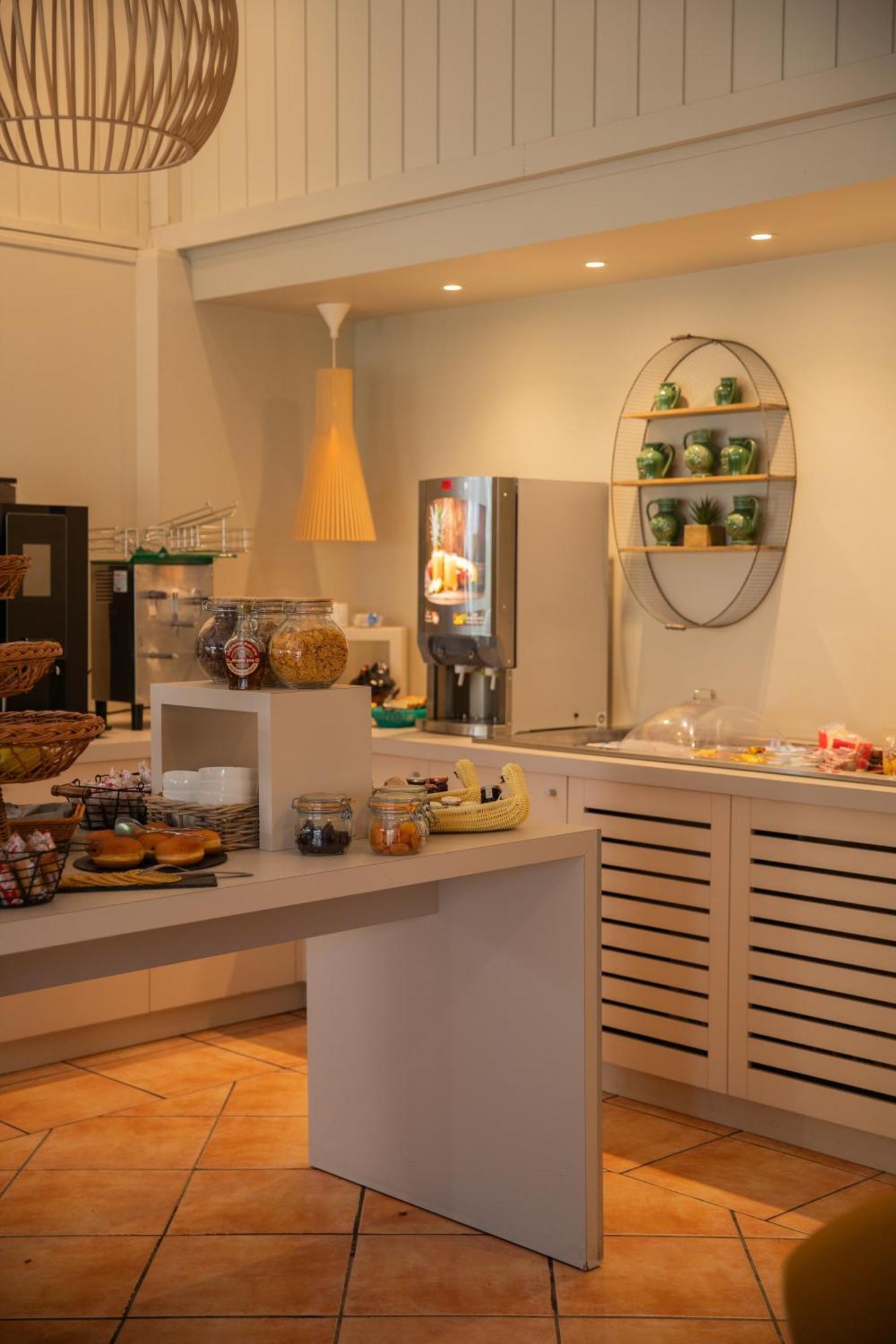 Kyriad Nimes Ouest A9 Exterior foto